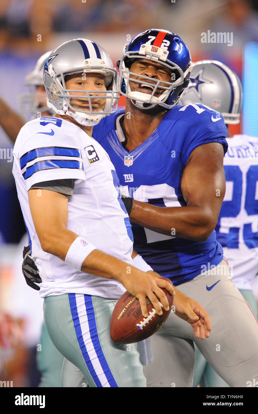 New York Giants difensivo fine Osi Umenyiora (72) reagisce dopo morto un gioco come Dallas Cowboys quarterback Tony Romo (9) guarda nel secondo trimestre nella settimana 1 della stagione di NFL a MetLife Stadium di East Rutherford, New Jersey il 5 settembre 2012. UPI/ricco Kane Foto Stock