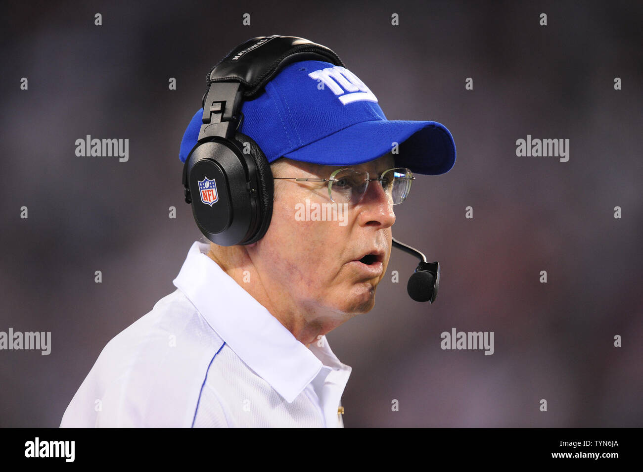 New York Giants head coach Tom Coughlin nel terzo trimestre nella settimana 1 della stagione di NFL a MetLife Stadium di East Rutherford, New Jersey il 5 settembre 2012. UPI/ricco Kane Foto Stock