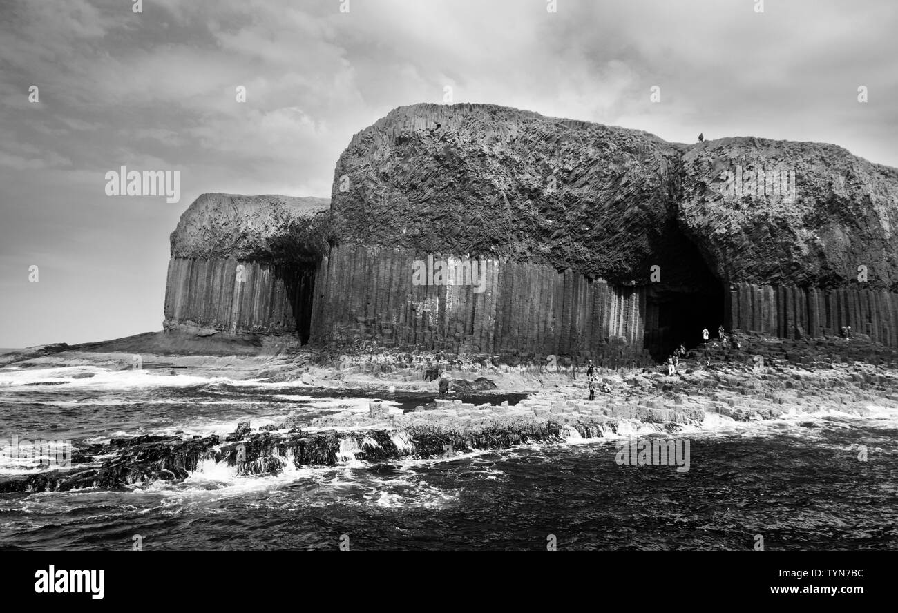 Isola di Staffa e Fingal's Cave, una delle Ebridi Interne gruppo di isole al largo la costa ovest della Scozia. Foto Stock