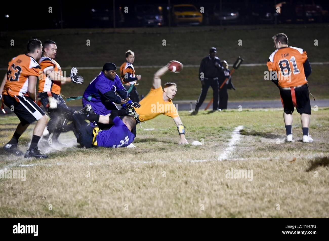 Il 7° Squadrone di Intelligence quarterback si estende per un primo verso il basso durante la divisione due flag Football partita di campionato contro la difesa Media team di attività, 17 novembre 2016 a Fort George G. Meade, Md. il settimo è battere il DMA 16-6 in gioco uno per forzare un gioco due. Hanno vinto il gioco due da parte di un cliente di 20-14. Foto Stock