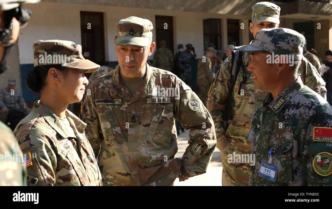 Col. Danielle ong, Comandante della 130a brigata ingegnere, 8 Theatre Supporto comando, US Army pacifico, condivide un scambio con un ingegnere unità dal comandante dell Esercito di Liberazione del Popolo che partecipano in Stati Uniti-Cina disastro per la gestione di Exchange 2016, 17 novembre in Kunming, nella provincia dello Yunnan, Repubblica Popolare Cinese. L annuale esercito degli Stati Uniti del Pacifico (USARPAC) la cooperazione in materia di sicurezza evento con l'Esercito di Liberazione del Popolo (PLA) è un opportunità per condividere l'assistenza umanitaria/Disaster Relief lezioni apprese dal mondo reale eventi e migliorare statunitense e cinese managemen di emergenza Foto Stock