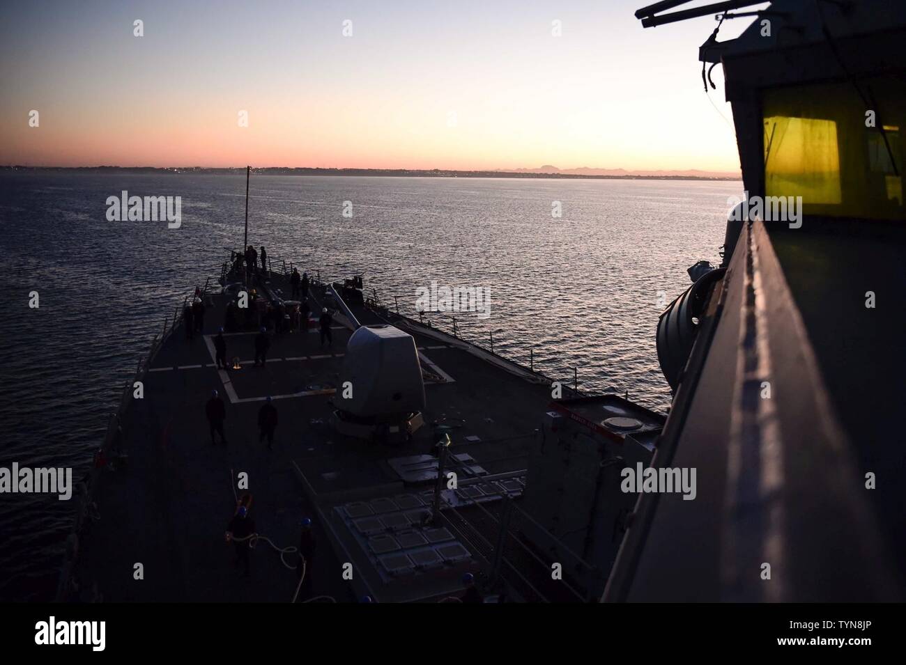 Spagna (nov. 17, 2016) USS Ross (DDG 71) tira in Rota, Spagna nov. 17, 2016. Ross, un Arleigh Burke-class guidato-missile distruttore, distribuita a Rota, Spagna, sta conducendo operazioni navali negli Stati Uniti Sesta flotta area di operazioni a sostegno degli Stati Uniti per gli interessi di sicurezza nazionali in Europa e in Africa. Foto Stock