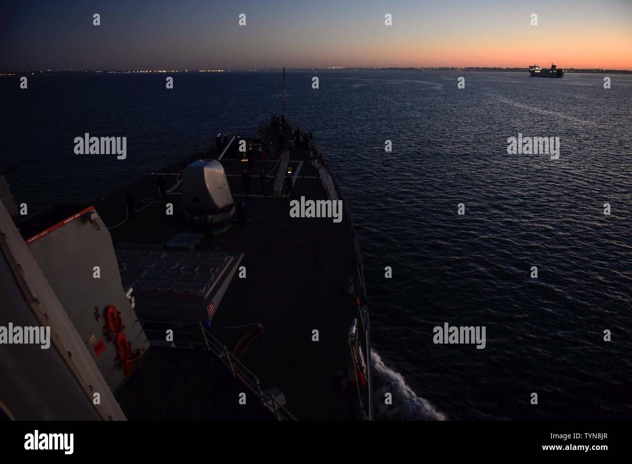 Spagna (nov. 17, 2016) USS Ross (DDG 71) tira in Rota, Spagna nov. 17, 2016. Ross, un Arleigh Burke-class guidato-missile distruttore, distribuita a Rota, Spagna, sta conducendo operazioni navali negli Stati Uniti Sesta flotta area di operazioni a sostegno degli Stati Uniti per gli interessi di sicurezza nazionali in Europa e in Africa. Foto Stock