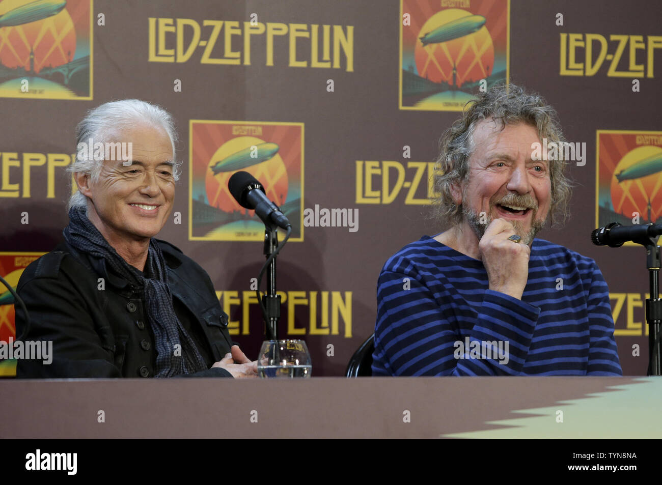 Led Zeppelin i membri della band Robert Plant e Jimmy Page parlare in occasione di una conferenza stampa dopo un screening avanzato del loro concerto film 'Giorno di celebrazione' al MOMA di New York City il 9 ottobre 2012. UPI/John Angelillo Foto Stock