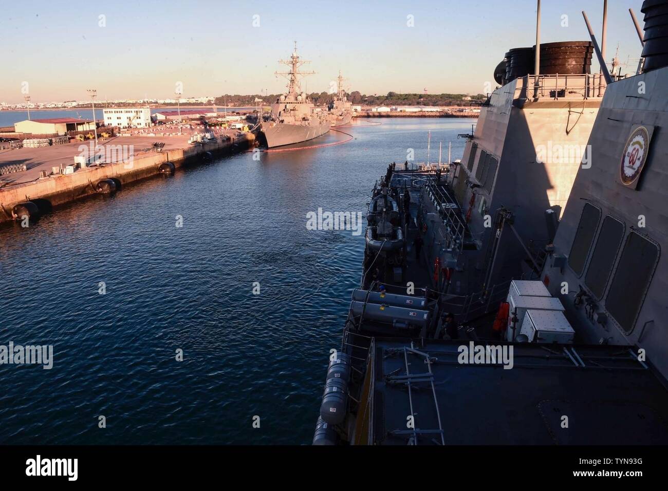 Spagna (nov. 17, 2016) Il Arleigh Burke-class guidato-missile destroyer USS Ross (DDG 71), tira in Rota, Spagna. Ross è distribuita a Rota, Spagna, sta conducendo operazioni navali negli Stati Uniti Sesta flotta area di operazioni a sostegno degli Stati Uniti per gli interessi di sicurezza nazionali in Europa e in Africa. Foto Stock