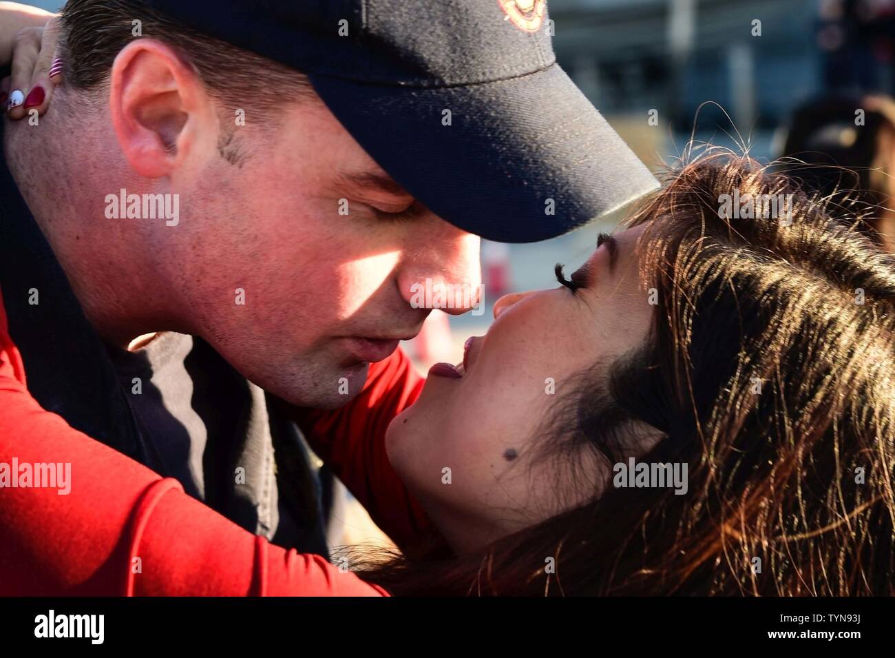 Spagna (nov. 17, 2016) Chief Petty Officer Gene McGrath da Long Island, N.Y., ha il primo bacio quando USS Ross (DDG 71) tira in Rota, Spagna nov. 17, 2016. Ross, un Arleigh Burke-class guidato-missile distruttore, distribuita a Rota, Spagna, sta conducendo operazioni navali negli Stati Uniti Sesta flotta area di operazioni a sostegno degli Stati Uniti per gli interessi di sicurezza nazionali in Europa e in Africa. Foto Stock