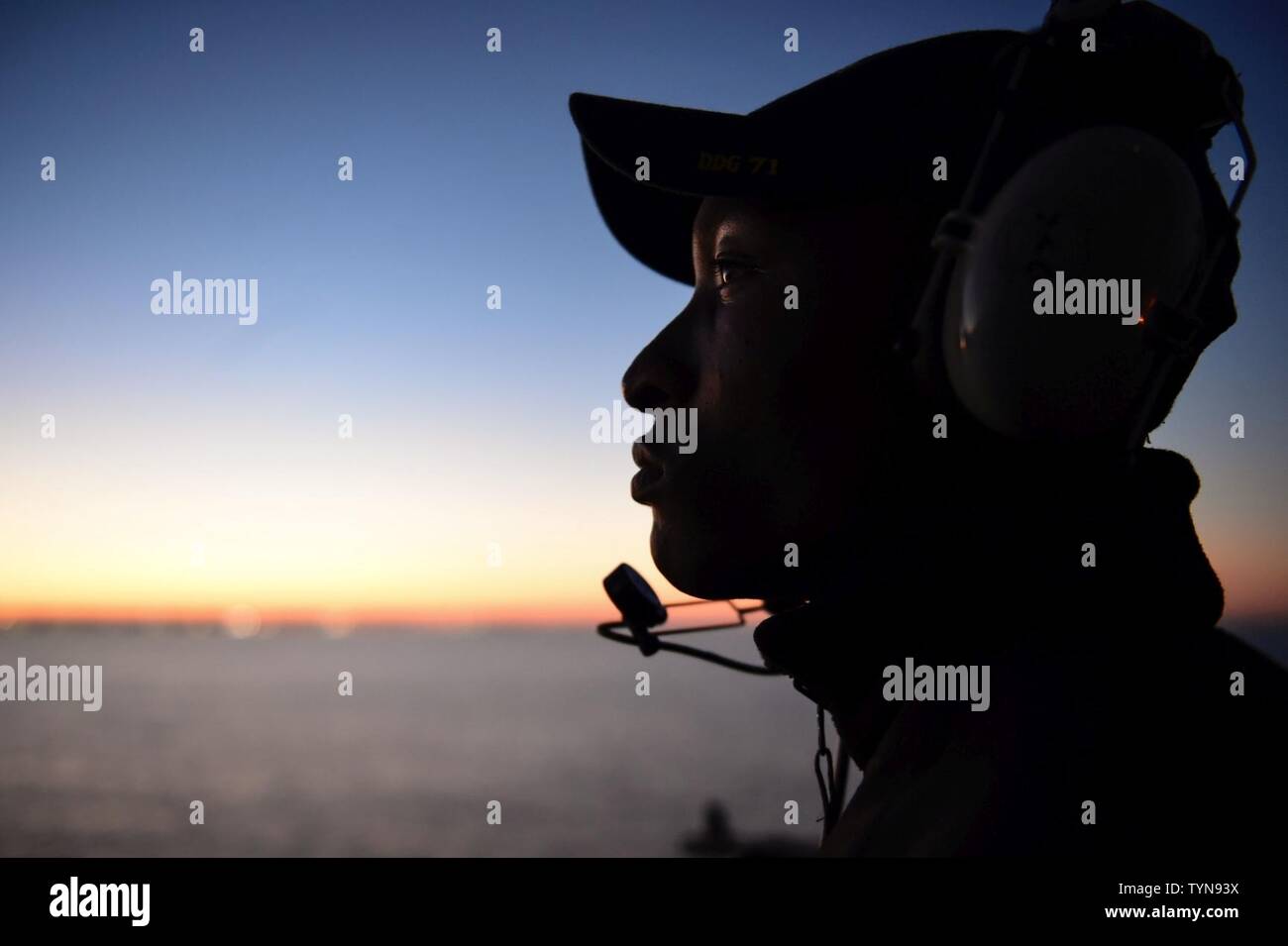 Spagna (nov. 17, 2016) marinaio Brandon Charlesjiminez da Brooklyn, N.Y., sorge guarda a bordo della USS Ross (DDG 71) mentre si tira a Rota, Spagna nov. 17, 2016. Ross, un Arleigh Burke-class guidato-missile distruttore, distribuita a Rota, Spagna, sta conducendo operazioni navali negli Stati Uniti Sesta flotta area di operazioni a sostegno degli Stati Uniti per gli interessi di sicurezza nazionali in Europa e in Africa. Foto Stock
