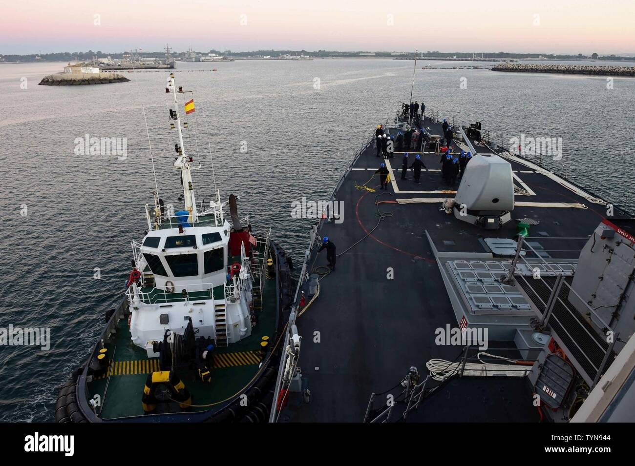 Spagna (nov. 17, 2016) Il Arleigh Burke-class guidato-missile destroyer USS Ross (DDG 71), tira in Rota, Spagna. Ross è distribuita a Rota, Spagna, sta conducendo operazioni navali negli Stati Uniti Sesta flotta area di operazioni a sostegno degli Stati Uniti per gli interessi di sicurezza nazionali in Europa e in Africa. Foto Stock