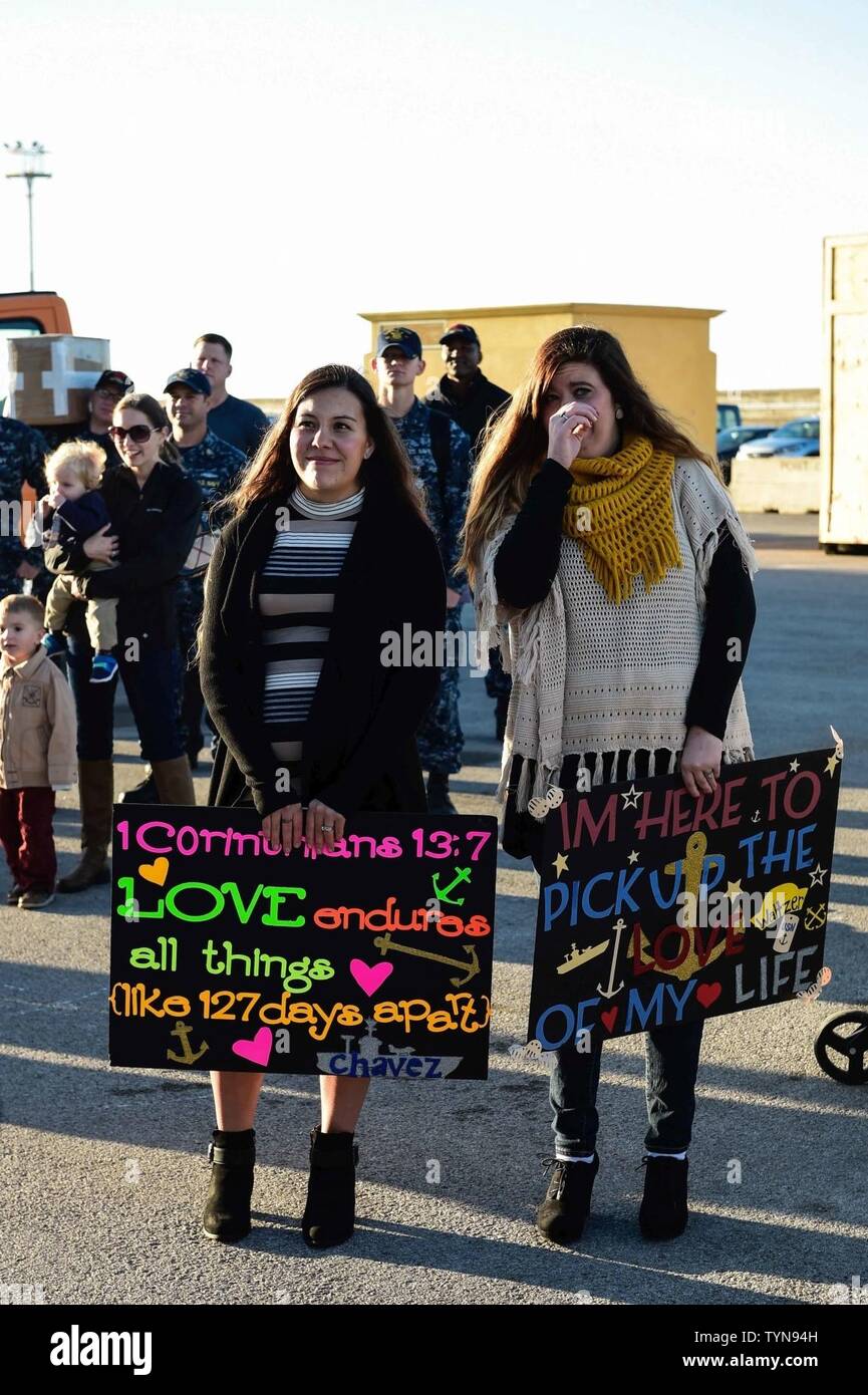 Spagna (nov. 17, 2016) la famiglia e gli amici di attendere per cari come USS Ross (DDG 71) tira in Rota, Spagna nov. 17, 2016. Ross, un Arleigh Burke-class guidato-missile distruttore, distribuita a Rota, Spagna, sta conducendo operazioni navali negli Stati Uniti Sesta flotta area di operazioni a sostegno degli Stati Uniti per gli interessi di sicurezza nazionali in Europa e in Africa. Foto Stock