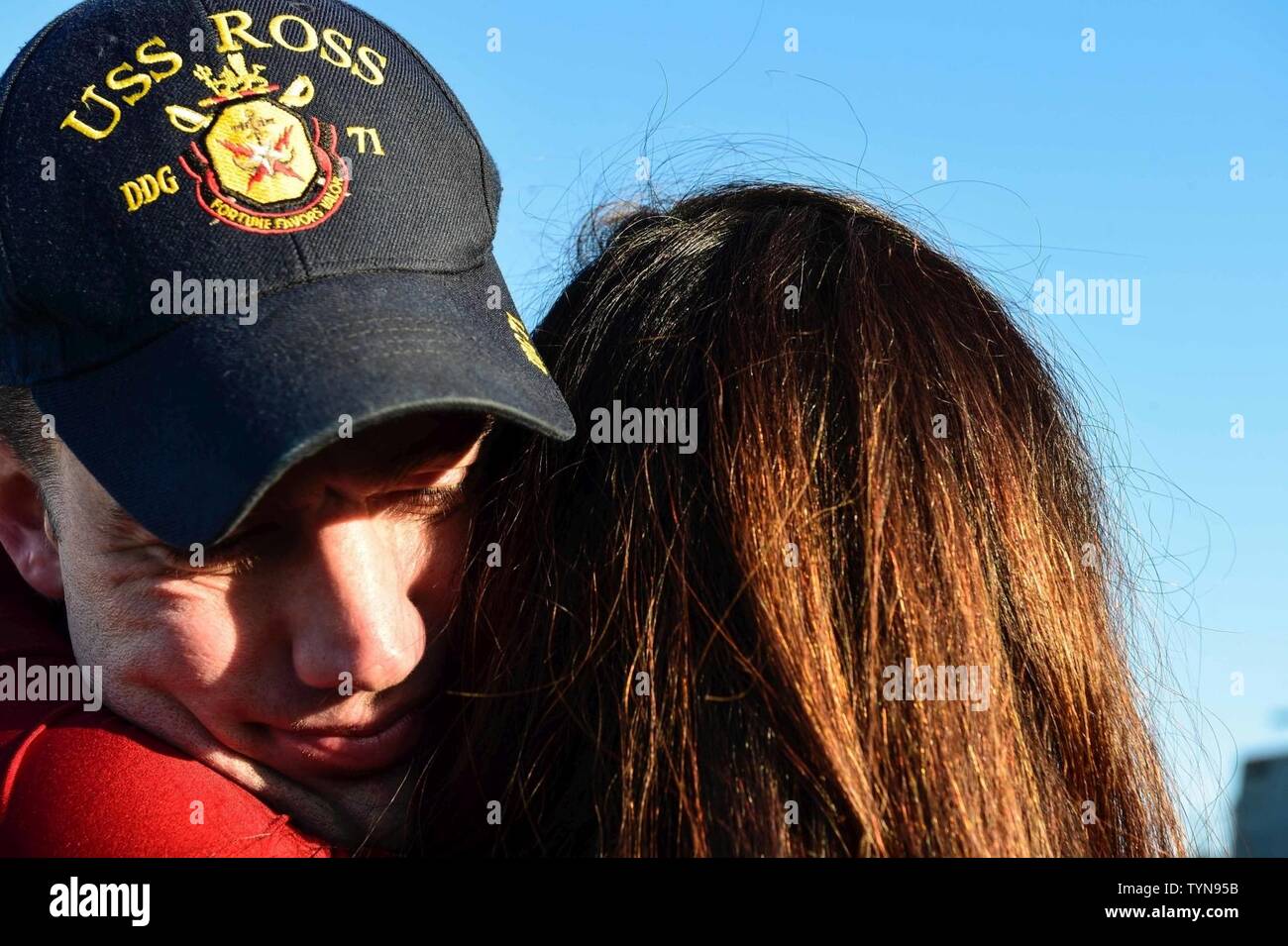 Spagna (nov. 17, 2016) Chief Petty Officer Gene McGrath da Long Island, N.Y., ha il primo bacio quando USS Ross (DDG 71) tira in Rota, Spagna nov. 17, 2016. Ross, un Arleigh Burke-class guidato-missile distruttore, distribuita a Rota, Spagna, sta conducendo operazioni navali negli Stati Uniti Sesta flotta area di operazioni a sostegno degli Stati Uniti per gli interessi di sicurezza nazionali in Europa e in Africa. Foto Stock