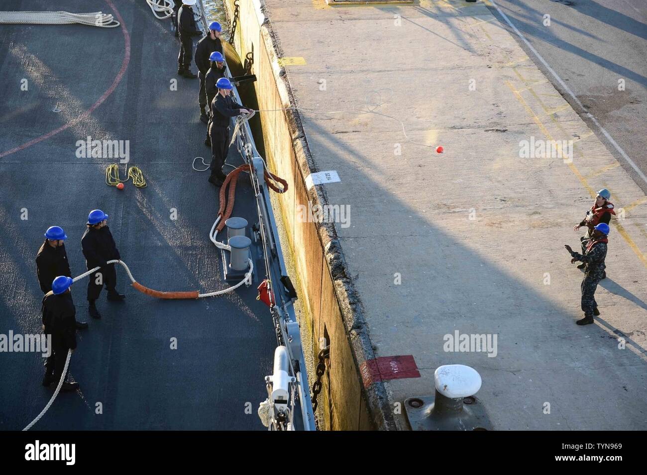 Spagna (nov. 17, 2016) USS Ross (DDG 71) tira in Rota, Spagna nov. 17, 2016. Ross, un Arleigh Burke-class guidato-missile distruttore, distribuita a Rota, Spagna, sta conducendo operazioni navali negli Stati Uniti Sesta flotta area di operazioni a sostegno degli Stati Uniti per gli interessi di sicurezza nazionali in Europa e in Africa. Foto Stock