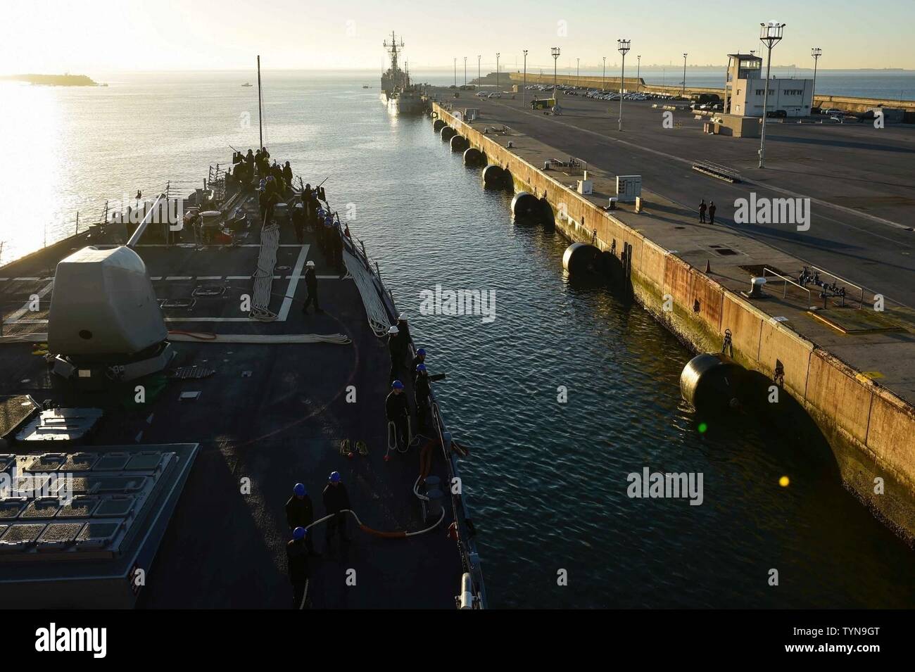 Spagna (nov. 17, 2016) USS Ross (DDG 71) tira in Rota, Spagna nov. 17, 2016. Ross, un Arleigh Burke-class guidato-missile distruttore, distribuita a Rota, Spagna, sta conducendo operazioni navali negli Stati Uniti Sesta flotta area di operazioni a sostegno degli Stati Uniti per gli interessi di sicurezza nazionali in Europa e in Africa. Foto Stock