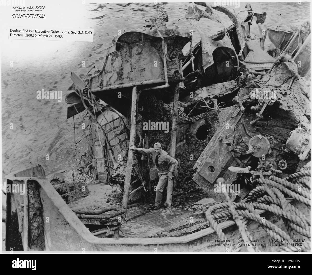 USS Oklahoma (BB37)- Salvage 3-21-43, 1628-43; struttura a ponte guardando al porto di 40 grado posizione; la portata e il contenuto: questo è uno di una raccolta di fotografie di operazioni di salvataggio presso Pearl Harbor Naval Shipyard prese dal cantiere durante il periodo successivo all'attacco giapponese a Pearl Harbor che ha avviato la partecipazione degli Stati Uniti nella seconda guerra mondiale. Le fotografie sono trovati in un certo numero di file in diversi cantieri serie di record. Foto Stock