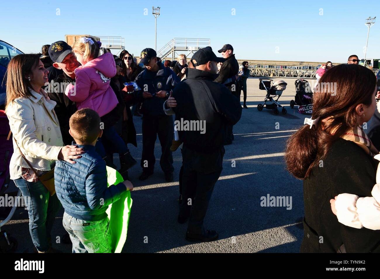 Spagna (nov. 17, 2016) marinai tenere la famiglia e gli amici dopo la USS Ross (DDG 71) tira in Rota, Spagna nov. 17, 2016. Ross, un Arleigh Burke-class guidato-missile distruttore, distribuita a Rota, Spagna, sta conducendo operazioni navali negli Stati Uniti Sesta flotta area di operazioni a sostegno degli Stati Uniti per gli interessi di sicurezza nazionali in Europa e in Africa. Foto Stock