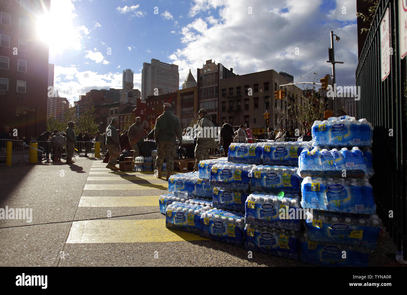 Stati Uniti Esercito Nazionale truppe di guardia preparare a mano MRE confezioni di cibo e acqua ai residenti di Manhattan in China Town 4 giorni dopo l uragano Sandy colpisce il nord-est la sezione degli Stati Uniti a New York City il 3 novembre 2012. La potenza è stata adesso restaurata a quasi tutti di Manhattan. UPI/John Angelillo Foto Stock