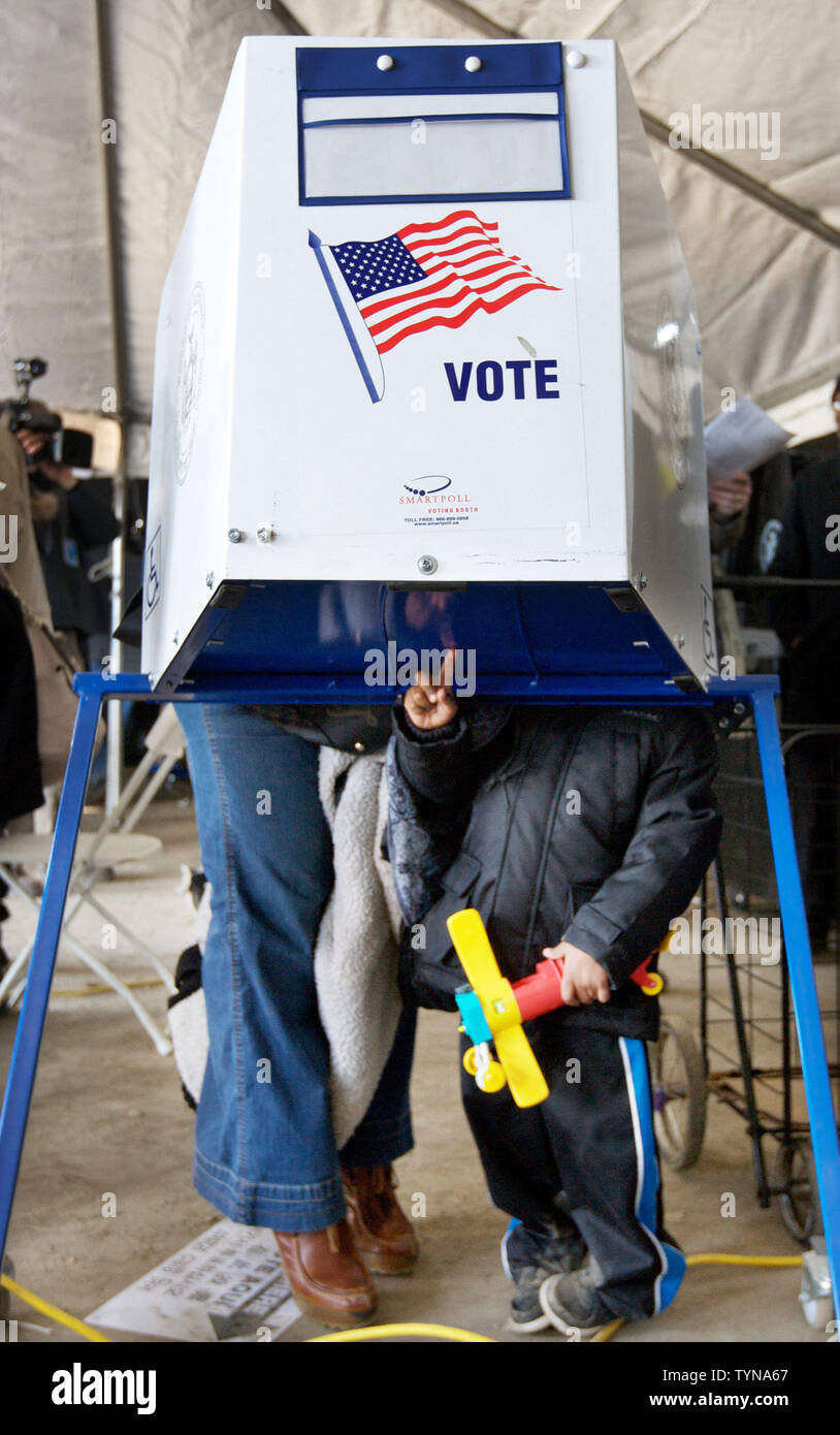 Residenti girare fino a votare in un fare-shift sito polling situato in una tenda a Rockaway Park nel quartiere di Queens il 6 novembre 2012 in New York City. Molti seggi sparsi in tutto i quartieri costieri sono state danneggiate dall uragano di sabbia. UPI /Monika Graff Foto Stock