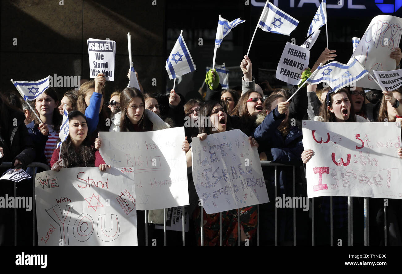 Le persone in attesa di segni e bandiere israeliane come un segno di supporto per il diritto di Israele di auto-difesa in un rally fuori lato del Consolato israeliano a New York City il 20 novembre 2012. Dal momento che la violenza è scoppiata il 14 novembre, militanti di Gaza hanno sparato più di mille razzi presso lo Stato ebraico, uccidendo tre persone e ferendone decine, UPI/John Angelillo Foto Stock