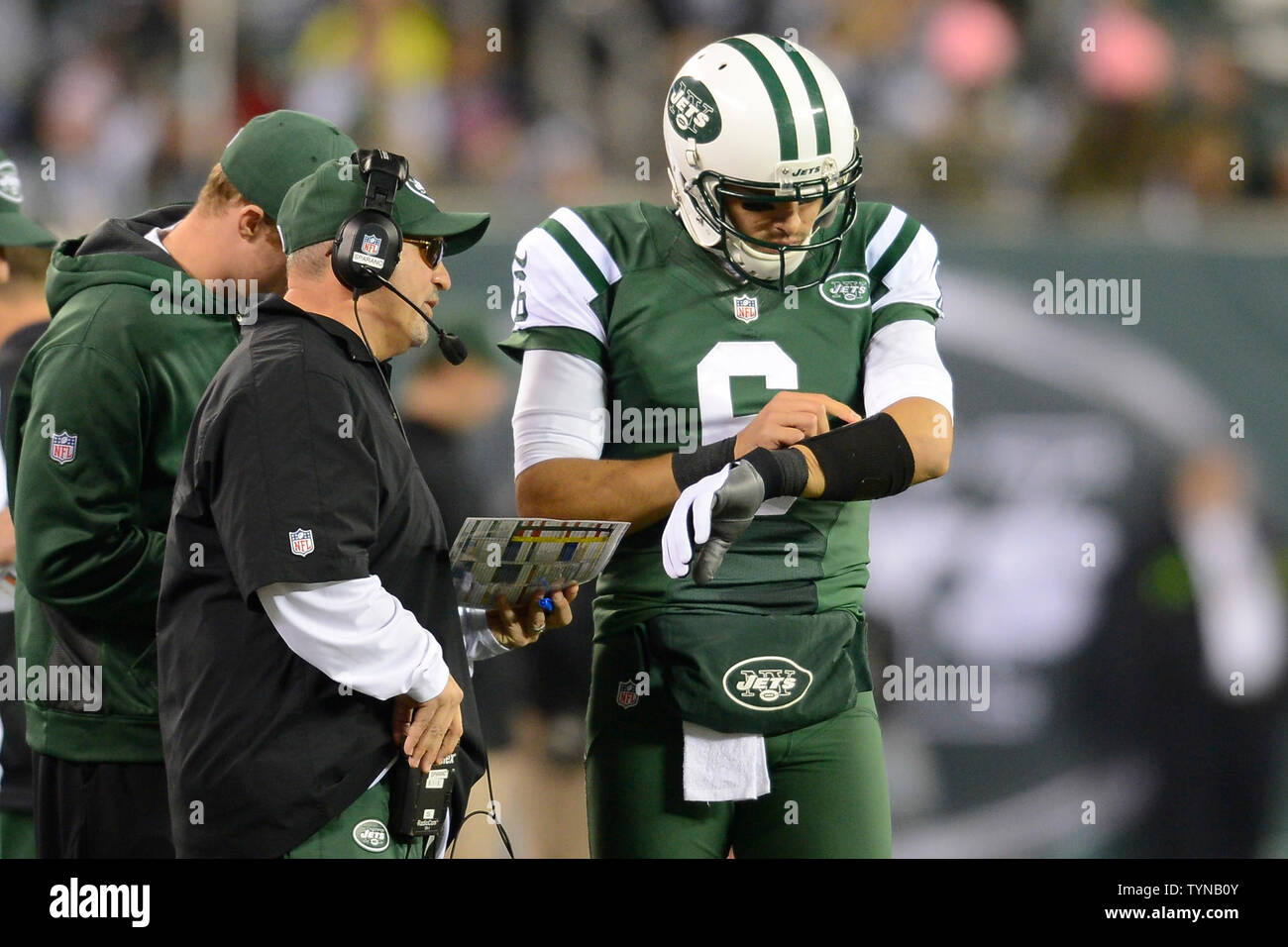 New York getti quarterback Mark Sanchez (6) cerca un gioco con il coordinatore offensivo Tony Sparano nel secondo trimestre contro il New England Patriots nella settimana 12 della stagione di NFL a MetLife Stadium di East Rutherford, New Jersey il 22 novembre 2012. UPI/ricco Kane Foto Stock