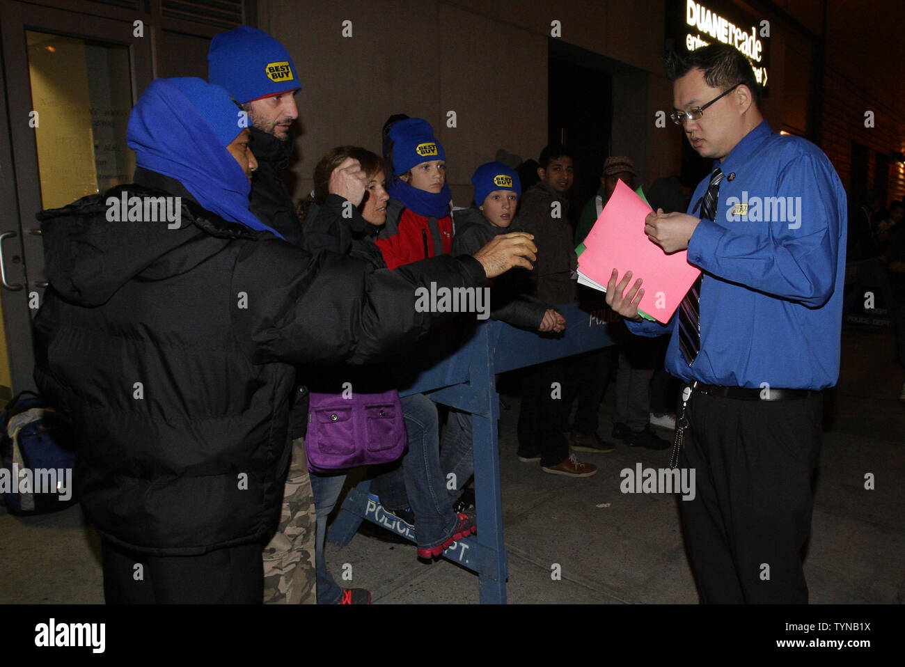 Un Best Buy dipendente le mani i biglietti per prenotare gli articoli specifici per l'acquisto poco prima della mezzanotte presso la Union Square Best Buy sul Venerdì nero a New York City il 22 novembre 2012. Venerdì nero è il nome dato al giorno successivo al Giorno del Ringraziamento negli Stati Uniti e segna l inizio di Natale di stagione di shopping, UPI/John Angelillo Foto Stock