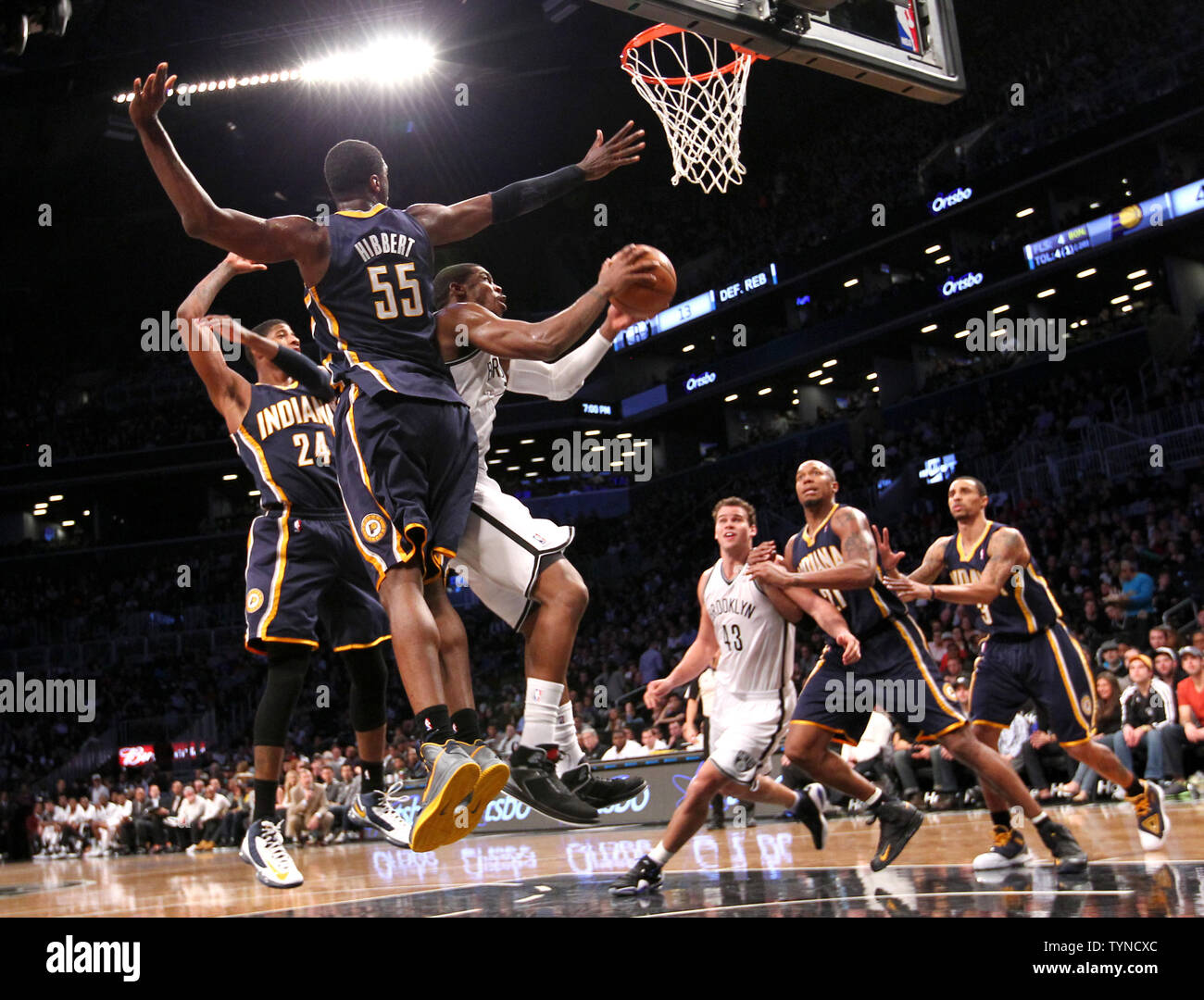 Reti di Brooklyn guard Joe Johnson (7) pone un colpo contro Indiana Pacers avanti Paolo George (24) e Indiana Pacers center Roy Hibbert (55) nel secondo trimestre presso la Barclays Center a New York City il 13 gennaio 2013. UPI/Nicole dolce Foto Stock