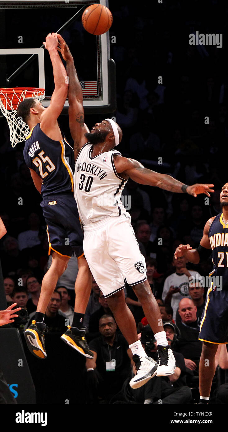 Indiana Pacers guard Gerald verde (25) blocchi un colpo contro Brooklyn Nets avanti Reggie Evans (30) nel quarto trimestre presso la Barclays Center a New York City il 13 gennaio 2013. Reti sconfitta Pacers 97-86. UPI/Nicole dolce Foto Stock