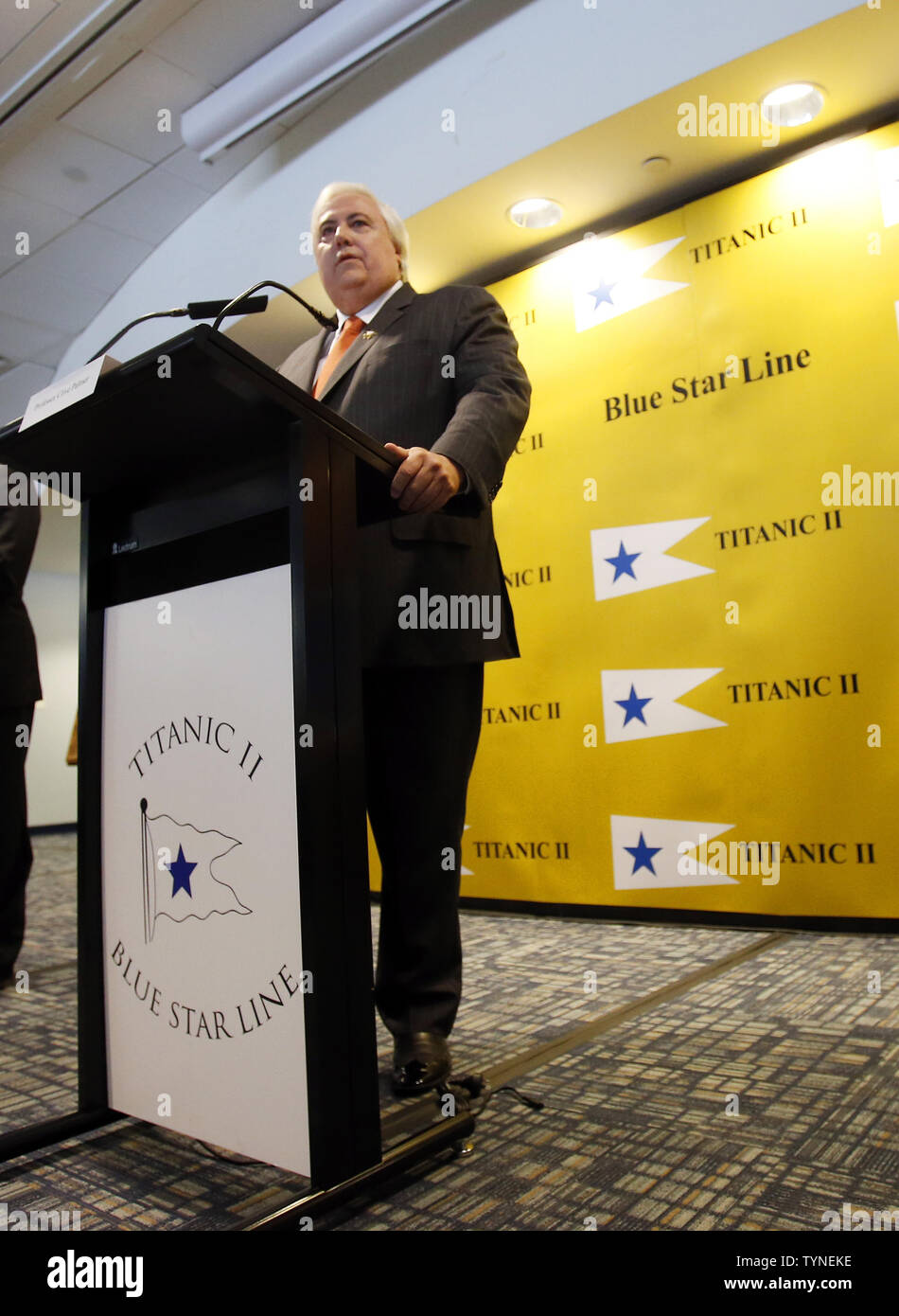 Il miliardario australiano e presidente della compagnia di navigazione Blue Star Line, Clive Palmer, discute i piani per la società pianificati del Titanic II la nave di crociera alla Intrepid Sea, Air & Space Museum di New York City il 26 febbraio 2013. La nave è stata progettata da marine engineering company Deltamarin Ltd. di Raisio, Finlandia, ed è programmato per essere completato da 2016 dal CSC Jinling Shipyard Co. in Cina. UPI/John Angelillo Foto Stock