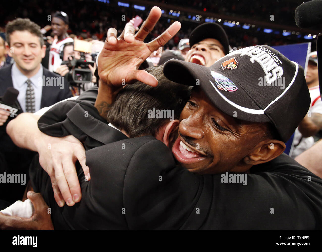 Louisville Cardinali head coach Rick Pitino abbracci Russ Smith dopo la partita contro il Syracuse Orange a NCAA orientale grande campionato di Basket finali al Madison Square Garden di New York il 16 marzo 2013. Louisville sconfitto Siracusa 78-61 e vincere il 2013 orientale grande campionato. UPI/John Angelillo Foto Stock