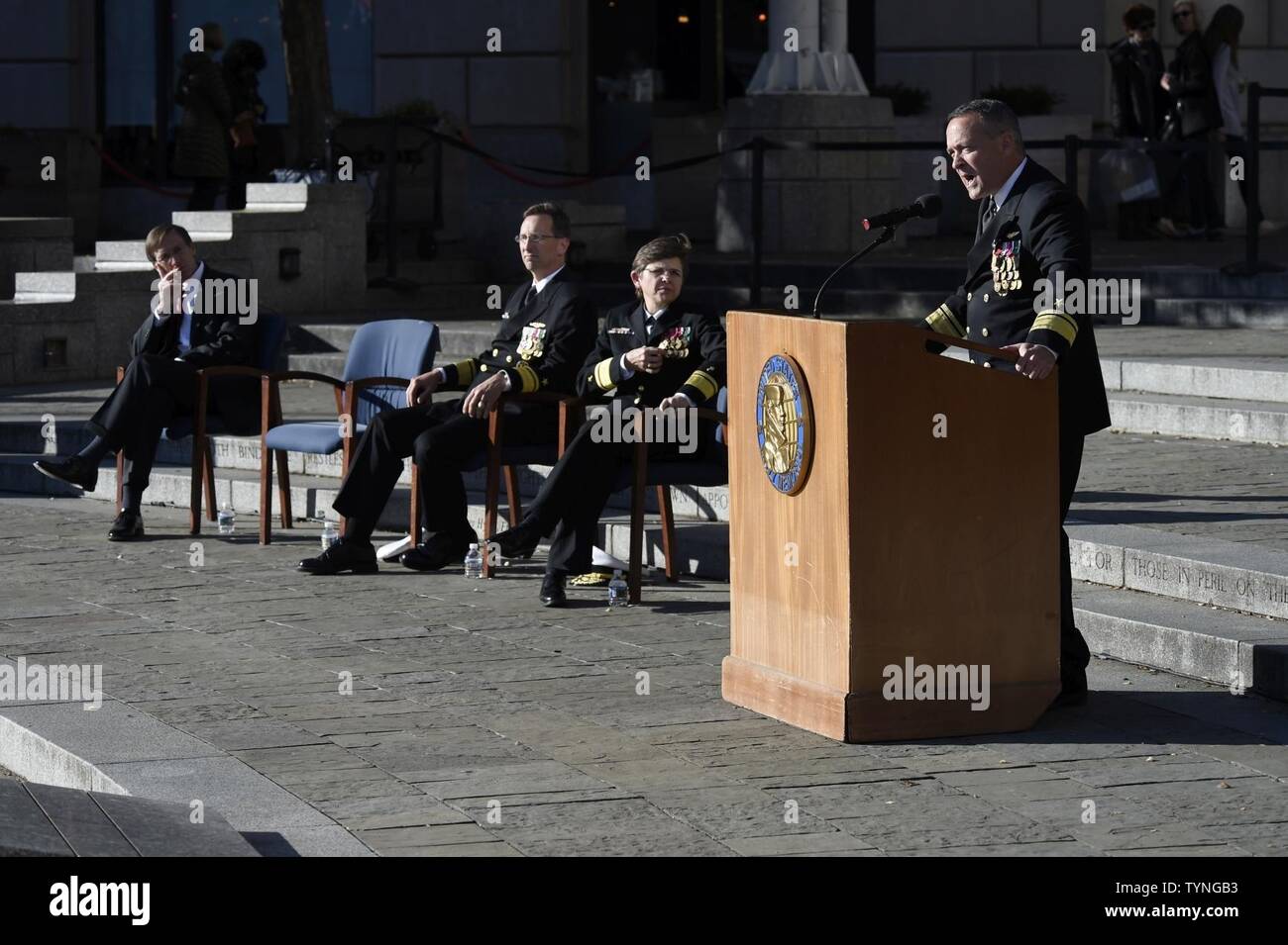 WASHINGTON (nov. 18, 2016) posteriori Adm. Mat offerte inverno commento prima di essere alleviati da Adm posteriore. David J. Hahn come il capo della Naval Research (CNR) durante un cambiamento di comando cerimonia presso l'U.S. Navy Memorial a Washington D.C. L'inverno un aviatore decorato con i gradi avanzati in entrambi i computer science e risorsa nazionale strategia, aderiranno all'F-35 Joint Program Office come vice direttore, Joint Strike Fighter Programma. Hahn, un decorato comandante sottomarino e acquisizione navale officer, sarà a capo del Office of Naval Research (ONR) e sorvegliare i circa 2 miliardi di dollari del dipartimento della Foto Stock