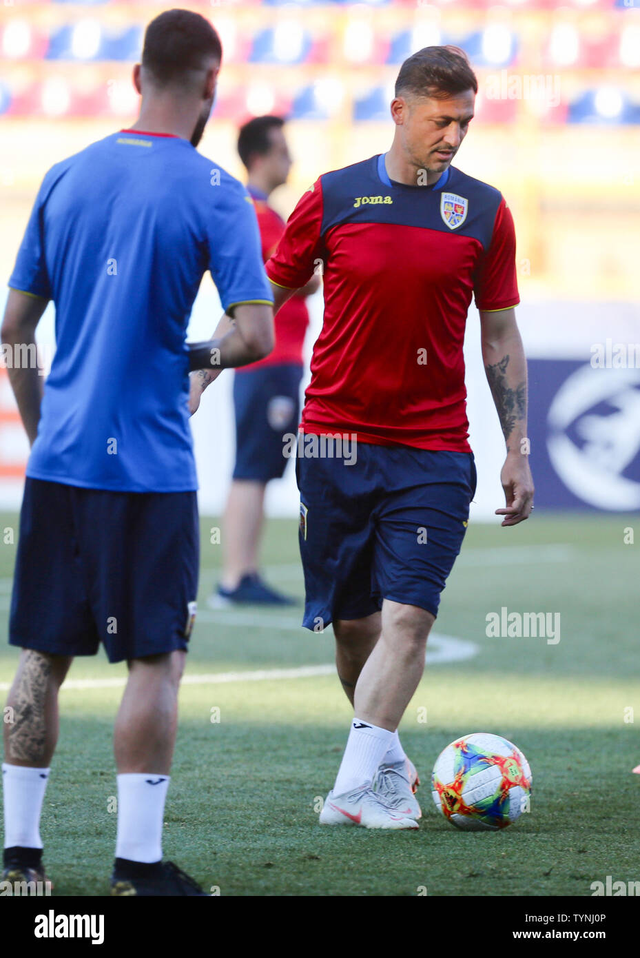 Bologna, Italia. Il 26 giugno, 2019. Calcio, U-21 uomini, Romania, prima della formazione di Campionato Europeo semi-finale del team rumeno contro la Germania: Pullman Mirel Radoi durante la formazione. Credito: Cezaro De Luca/dpa/Alamy Live News Foto Stock