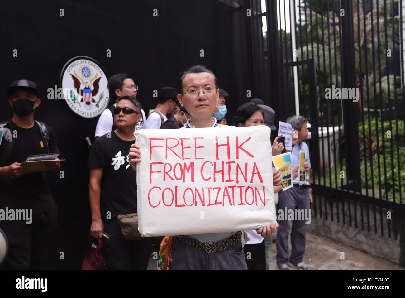 Hong Kong, Cina. Il 26 giugno, 2019. Attore targhetta visualizzazione fuori dell'entrata principale al Consolato Americano Generale nella centrale di questa mattina per chiedere agli Stati Uniti di esercitare una pressione politica nei confronti della Cina alla vigilia del vertice del G20 in Giappone sulla legislazione controversa della legge in materia di estradizione. Credito: Liau Chung-ren/ZUMA filo/Alamy Live News Foto Stock