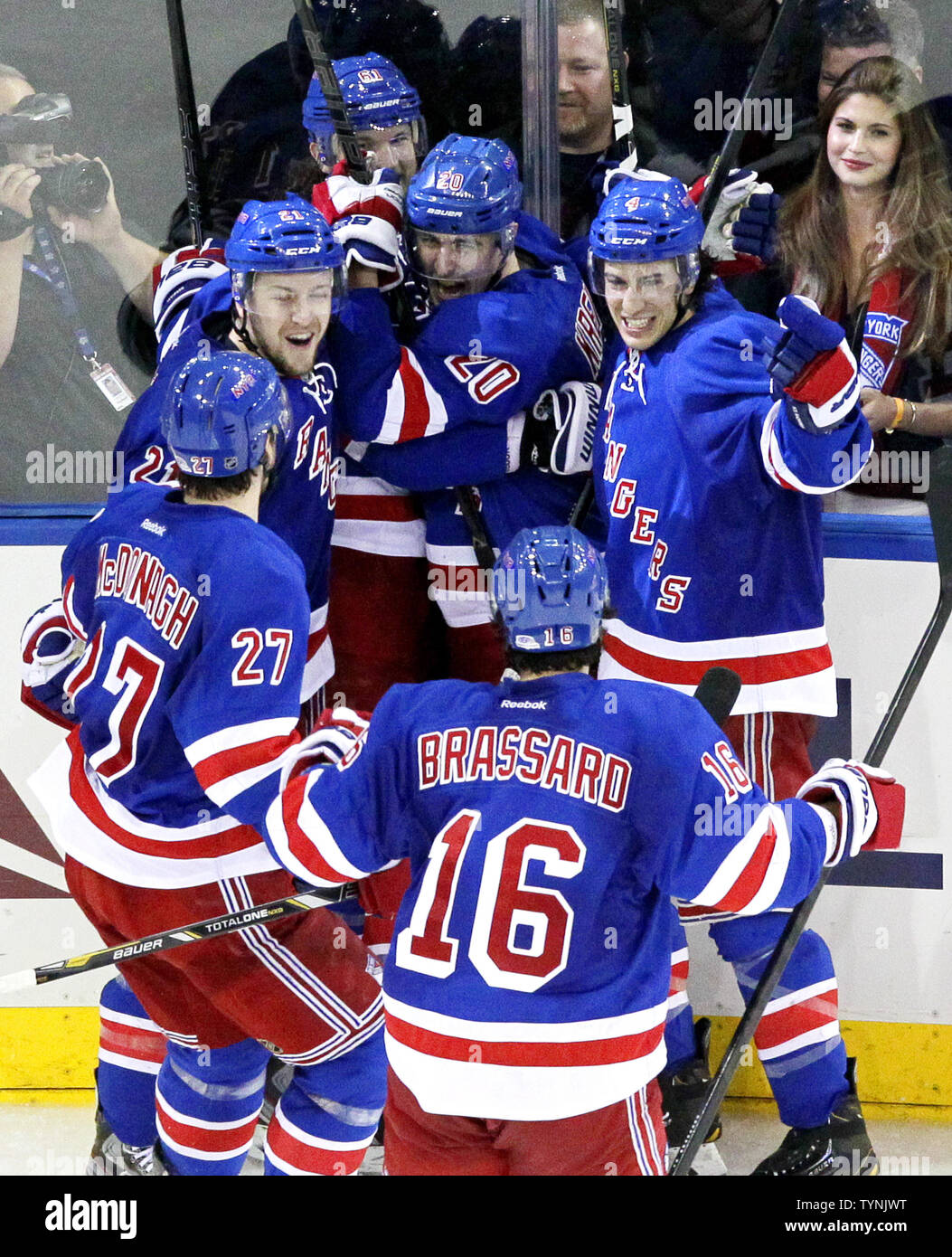 New York Rangers Chris Kreider reagisce con i compagni di squadra Derek Stepan, Rick Nash, Michael Del Zotto,Ryan McDonagh e Derick Brassard dopo segnando il gioco goal vincente in straordinari contro il Boston Bruins nel gioco 4 del congresso orientale semifinali a Madison Square Garden a New York City il 23 maggio 2013. I Rangers sconfitti i Bruins 4-3 e trail il meglio di sette serie 3-1. UPI/John Angelillo Foto Stock
