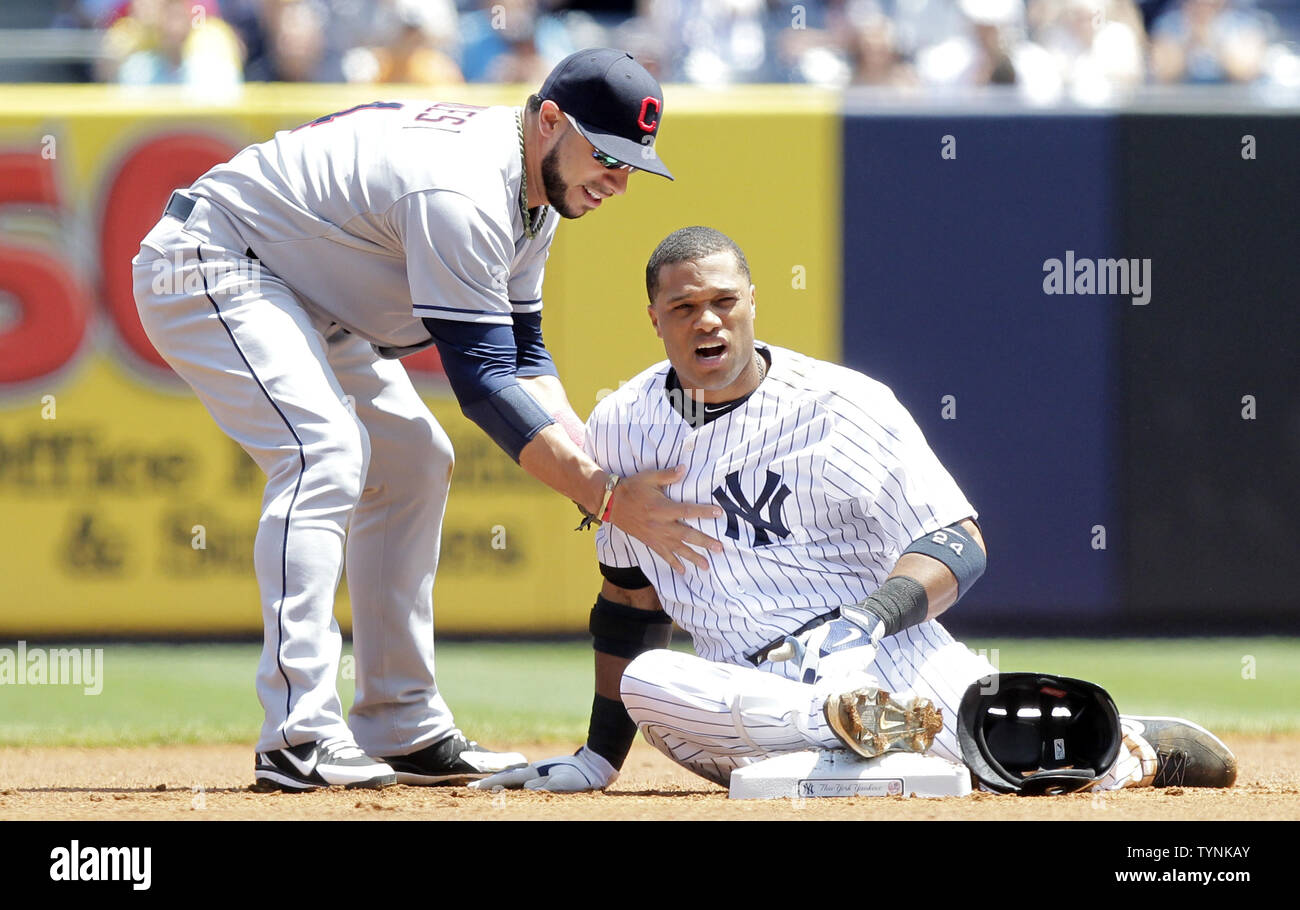 New York Yankees Robinson Cano reagisce dopo lo scorrimento in Cleveland Indians Mike Aviles a seconda base nel primo inning allo Yankee Stadium di New York City il 5 giugno 2013. UPI/John Angelillo Foto Stock