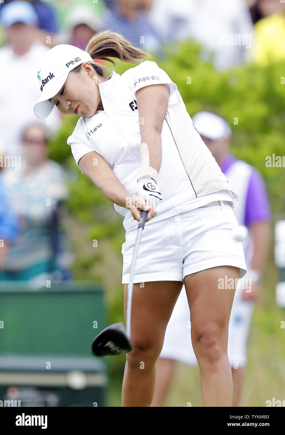 I.K. Kim colpisce un tee-shot sul terzo foro nel round finale di 2013 donne NEGLI STATI UNITI Aperto a Sebonack Golf Club di Southampton a New York il 30 giugno 2013. UPI/John Angelillo Foto Stock