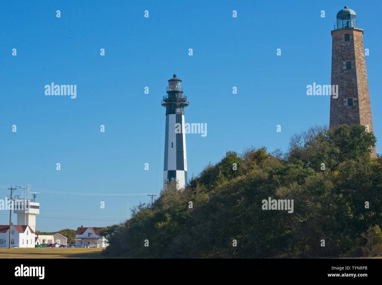 Una vista della vecchia Cape Henry Lighthouse (a destra), il nuovo faro e la proprietà in Virginia Beach, Virginia, nov. 18, 2016. Il nuovo Cape Henry LIghthouse è di proprietà da parte del governo degli STATI UNITI Coast Guard ma non aperta al pubblico. Foto Stock