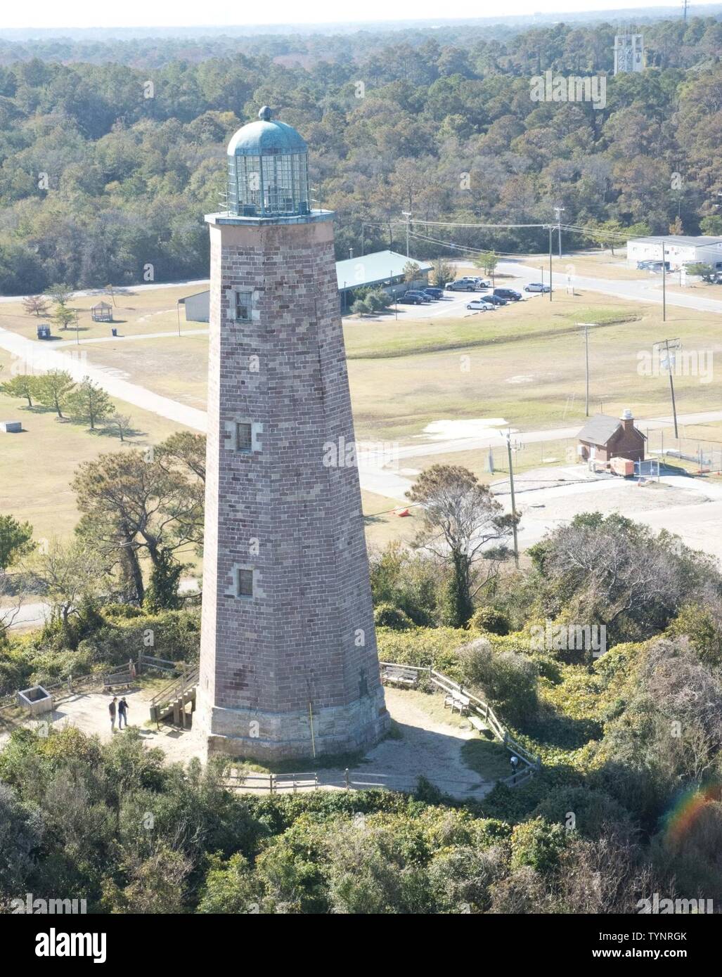 Una vista della vecchia Cape Henry Lighthouse dalla cima del nuovo faro in Virginia Beach, Virginia, nov. 18, 2016. Oggi il vecchio Cape Henry Lighthouse è di proprietà e gestito dalla conservazione Virginia, una organizzazione privata senza scopo di lucro e statewide conservazione storica gruppo. Foto Stock