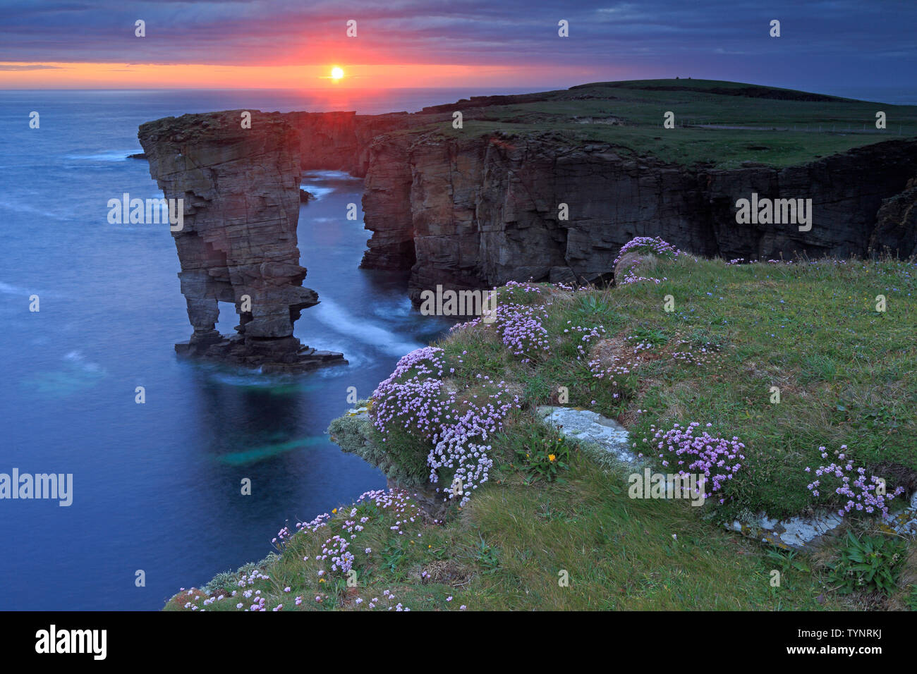 Yesnaby Stack del mare al tramonto Orkney Foto Stock