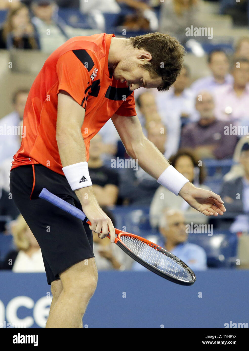 Andy Murray del Regno Unito reagisce dopo aver perso un punto nel secondo set nel suo quarto round match contro Denis Istomin di Uzbekistan in Arthur Ashe Stadium il giorno nove presso l'U.S. Aprire i campionati di tennis presso l'USTA Billie Jean King National Tennis Center a New York City il 3 settembre 2013. UPI/John Angelillo Foto Stock