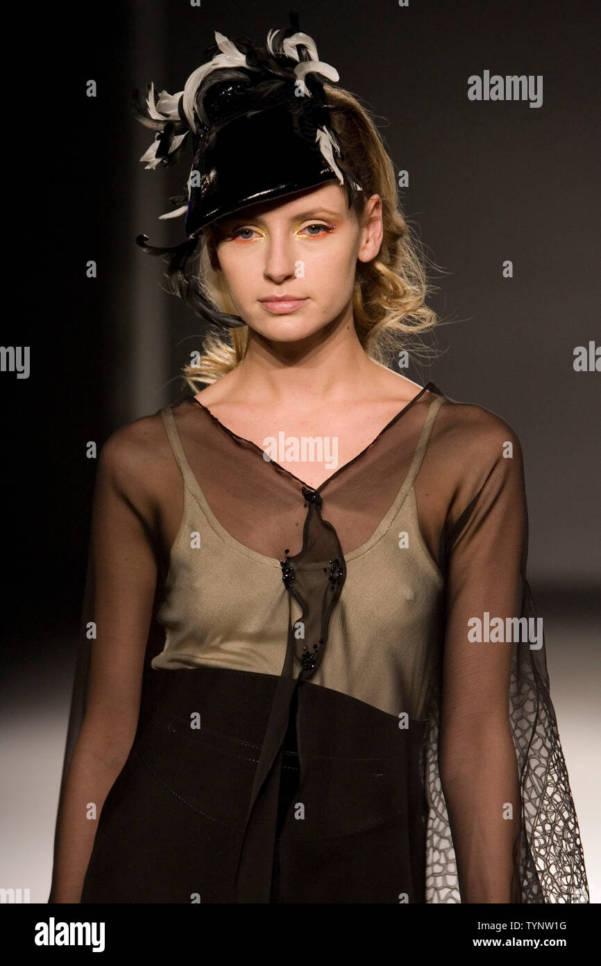 10-15 febbraio 2008, London Fashion Week, raccolta da Steph Aman / Rizvi Millinery Foto Stock
