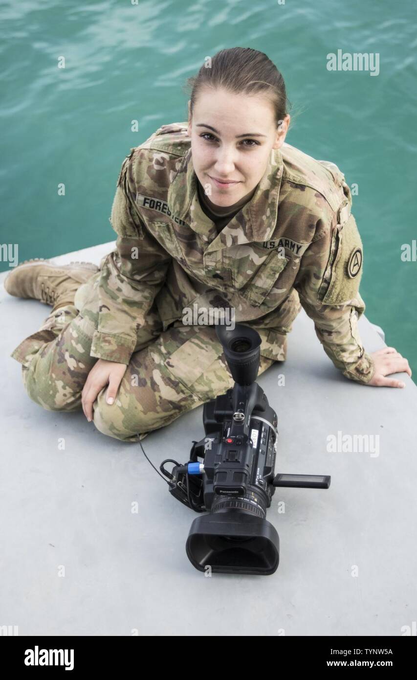 Stati Uniti Army Sgt. Jessica Forester, a bordo della MG Charles P. lordo sul Golfo Arabico, imposta la sua fotocamera durante un esercito diving esercizio nov. 18, 2016 durante la sua distribuzione a Camp Arifjan in Kuwait. Forester è un U.S. La riserva di esercito soldato schierato in Kuwait per fornire supporto video professionale negli Stati Uniti. Esercito centrale. Foto Stock