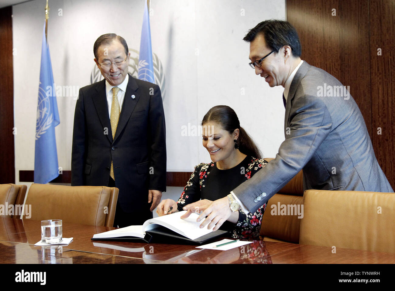 Segretario Generale delle Nazioni Unite Ban Ki-moon ONU e Capo del Protocollo Yeocheol Yoon guarda la Principessa Victoria di Svezia firmano l'U.N. Libro degli ospiti quando Lei visita alle Nazioni Unite a New York City il 4 ottobre 2013. UPI/John Angelillo Foto Stock