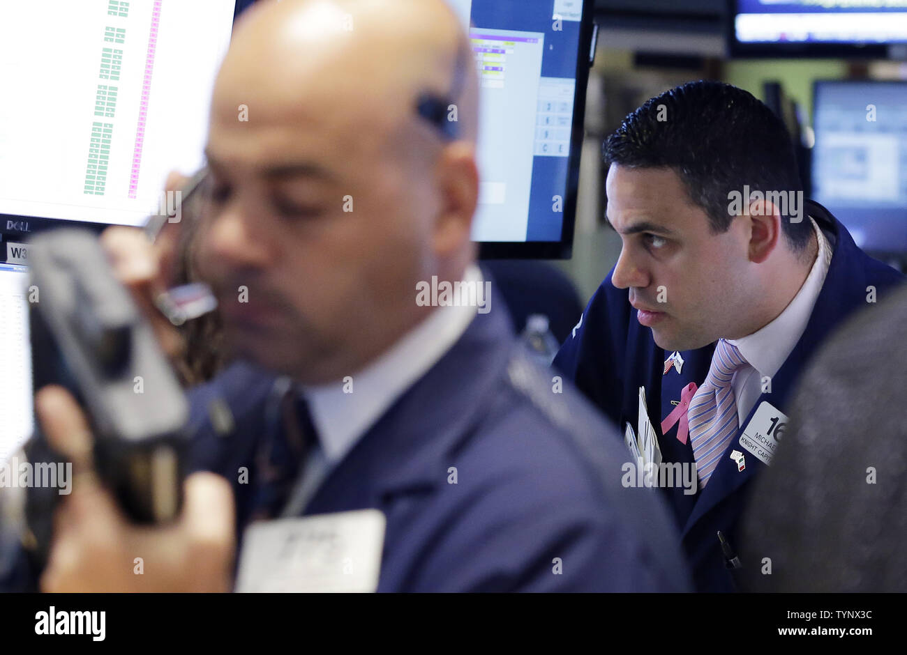 Gli operatori lavorano sul pavimento del NYSE prima della campana di apertura a Wall Street a New York City il 17 ottobre 2013. Il presidente Barack Obama ha firmato la legge approvata dal Congresso tardi Mercoledì per ripristinare le operazioni federale, il fondo del governo attraverso Gen 15, e ad alzare il limite del debito fino al 7 febbraio. UPI/John Angelillo Foto Stock