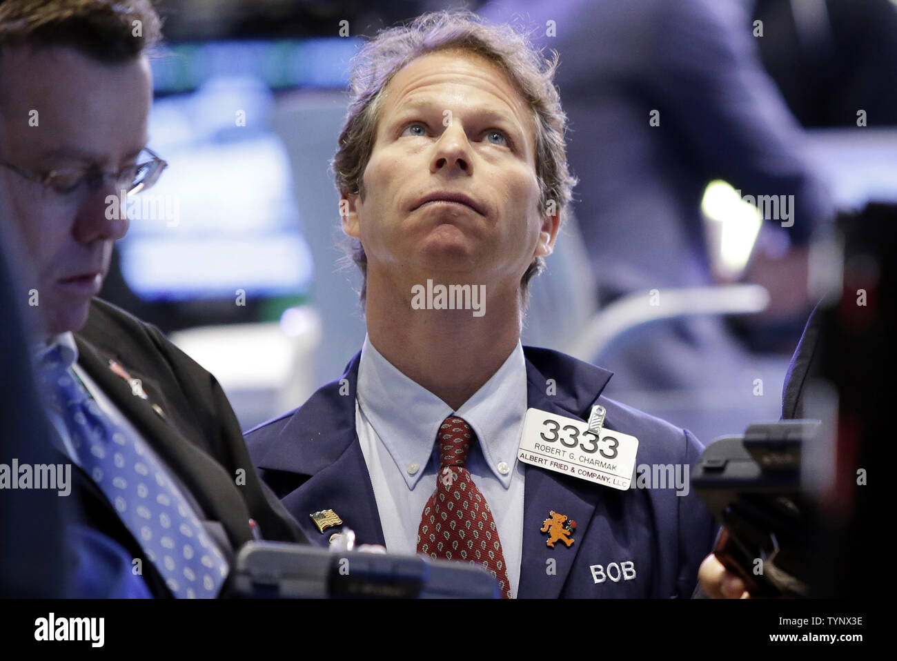 Gli operatori lavorano sul pavimento del NYSE prima della campana di apertura a Wall Street a New York City il 17 ottobre 2013. Il presidente Barack Obama ha firmato la legge approvata dal Congresso tardi Mercoledì per ripristinare le operazioni federale, il fondo del governo attraverso Gen 15, e ad alzare il limite del debito fino al 7 febbraio. UPI/John Angelillo Foto Stock