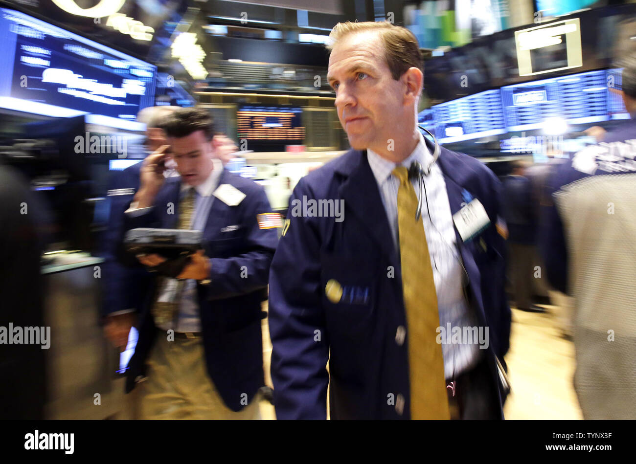 Gli operatori lavorano sul pavimento del NYSE prima della campana di apertura a Wall Street a New York City il 17 ottobre 2013. Il presidente Barack Obama ha firmato la legge approvata dal Congresso tardi Mercoledì per ripristinare le operazioni federale, il fondo del governo attraverso Gen 15, e ad alzare il limite del debito fino al 7 febbraio. UPI/John Angelillo Foto Stock