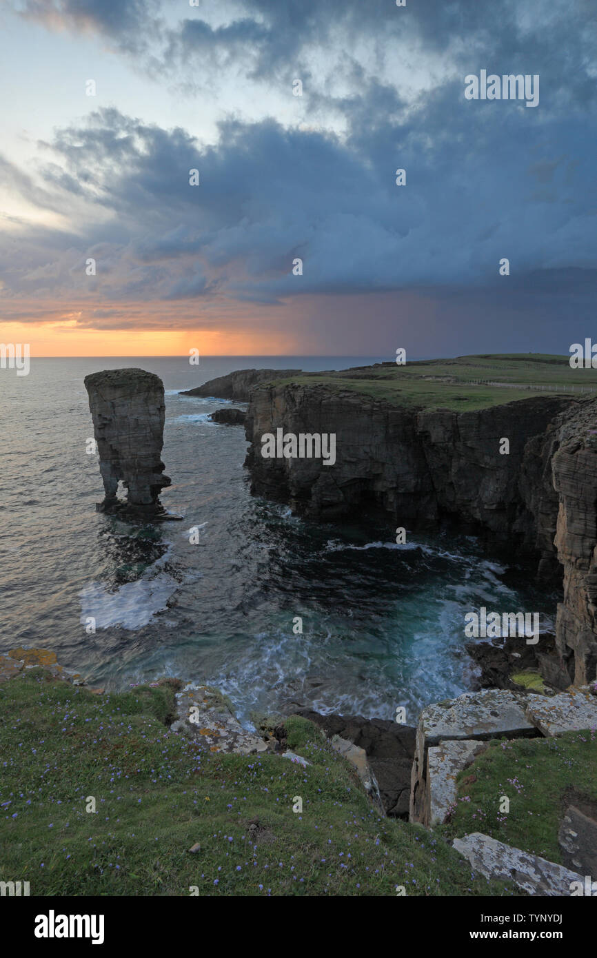 Yesnaby Stack del mare al tramonto Orkney Foto Stock