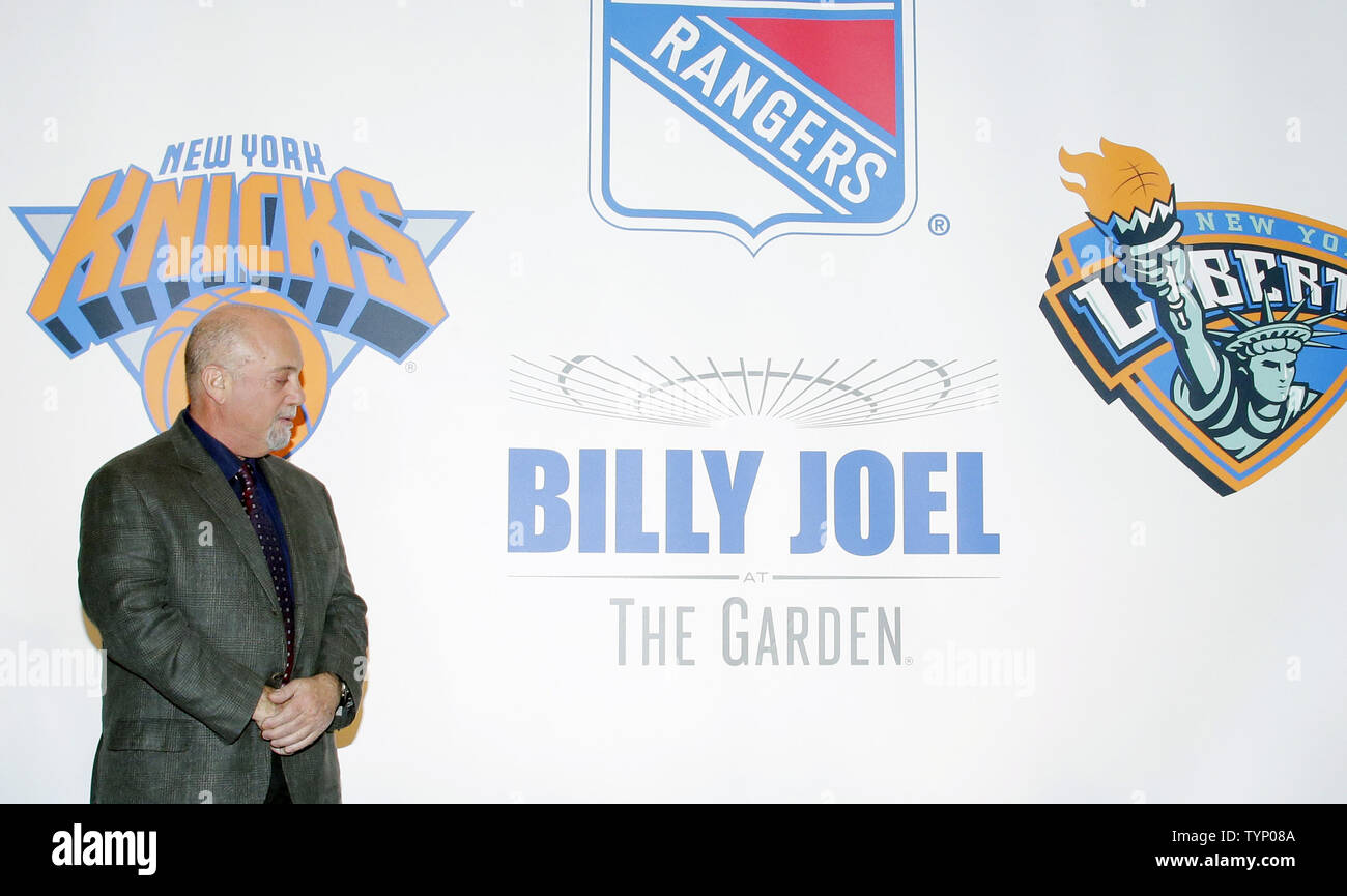 Billy Joel guarda un banner in occasione di una conferenza stampa dove si è aggiunto come un nuovo franchising a Madison Square Garden a New York City il 3 dicembre 2013. Joel avranno anche il proprio logo di MSG come il New York Knicks Rangers e libertà. Joel, che aveva già annunciato quattro prossimi concerti a MSG ha aggiunto un altro per il 9 maggio e ha intenzione di pianificare più a soddisfare la domanda. UPI/John Angelillo Foto Stock
