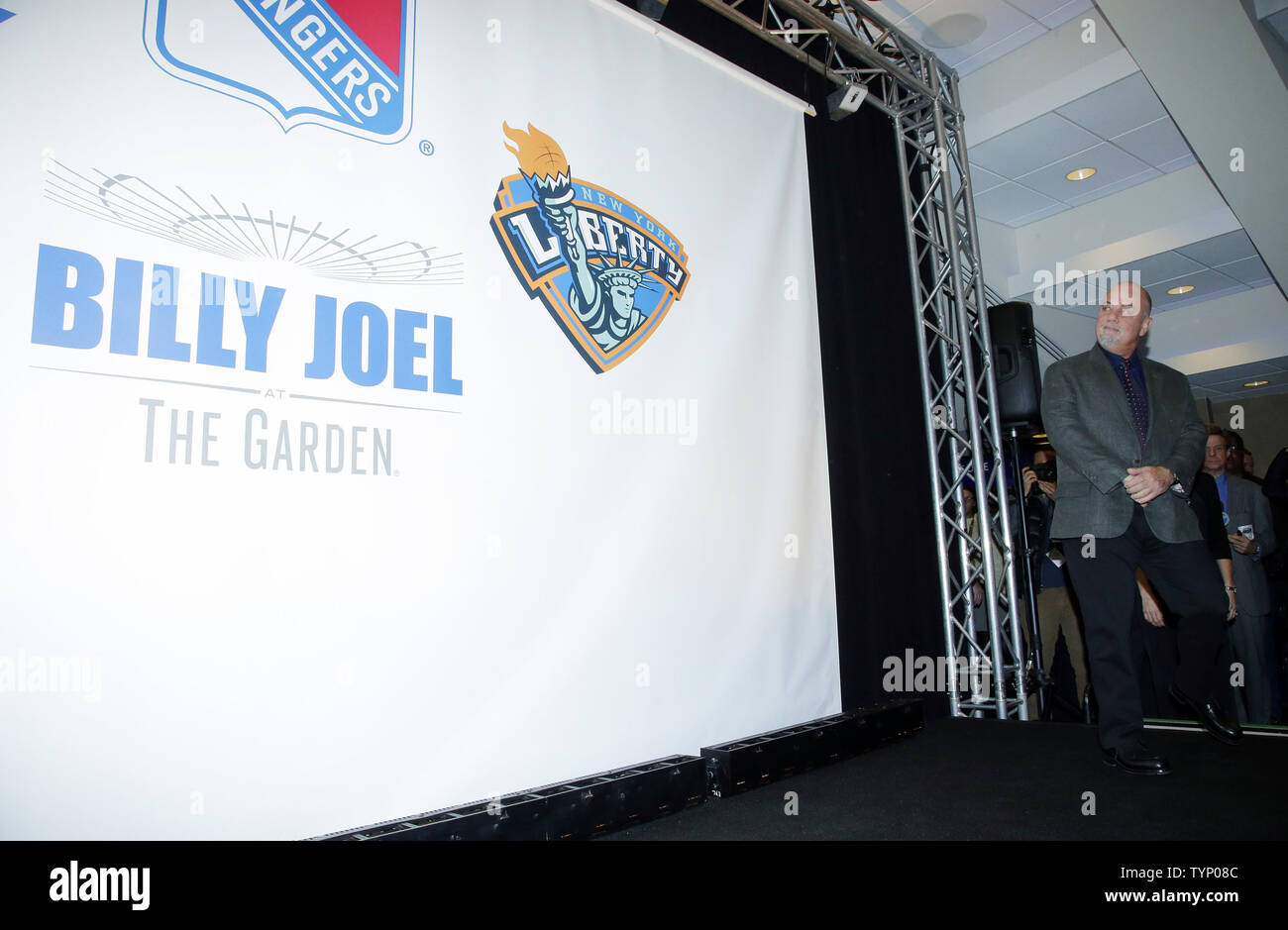 Billy Joel guarda un banner in occasione di una conferenza stampa dove si è aggiunto come un nuovo franchising a Madison Square Garden a New York City il 3 dicembre 2013. Joel avranno anche il proprio logo di MSG come il New York Knicks Rangers e libertà. Joel, che aveva già annunciato quattro prossimi concerti a MSG ha aggiunto un altro per il 9 maggio e ha intenzione di pianificare più a soddisfare la domanda. UPI/John Angelillo Foto Stock