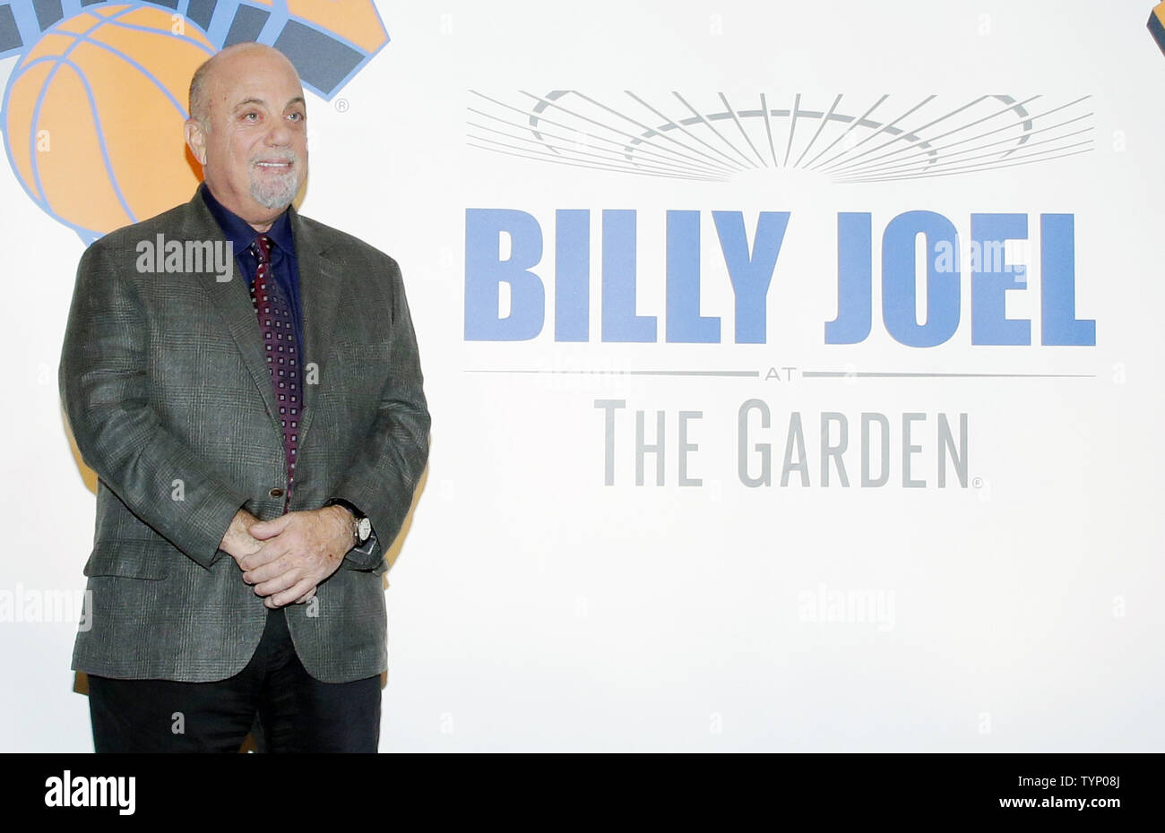 Billy Joel sorge nella parte anteriore di un banner in una conferenza stampa dove egli viene aggiunto come un nuovo franchising a Madison Square Garden a New York City il 3 dicembre 2013. Joel avranno anche il proprio logo di MSG come il New York Knicks Rangers e libertà. Joel, che aveva già annunciato quattro prossimi concerti a MSG ha aggiunto un altro per il 9 maggio e ha intenzione di pianificare più a soddisfare la domanda. UPI/John Angelillo Foto Stock