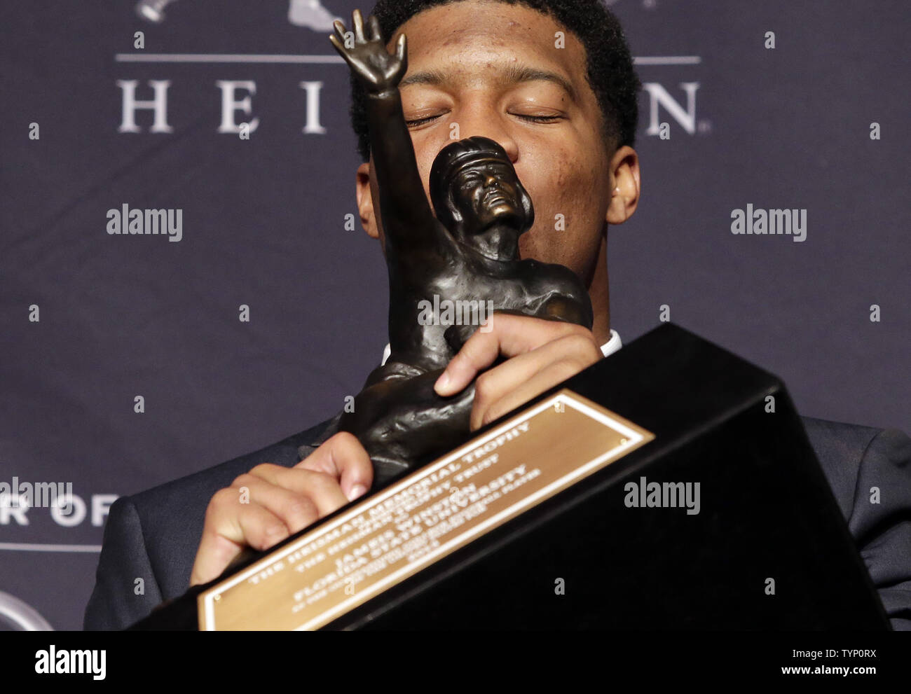 Florida State University quarterback Jameis Winston detiene il Trofeo Heisman dopo la vittoria del 2013 Trofeo Heisman Award presso il Marriott Marquis di New York il 14 dicembre 2013. Winston battere Heisman finalisti Giordania Lynch, Johnny Manziel, Tre Mason, AJ McCarron e Andre Williams. UPI/John Angelillo Foto Stock