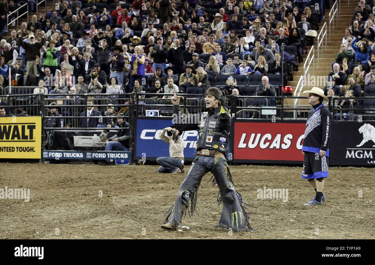 Spettatori guarda J.B. Mauney reagisce dopo lui finisce la sua corsa su un toro bamed Jack Daniels Jack invernale nel gruppo finale quando egli compete alla Professional Bull Riders Monster Energy Invitational al Madison Square Garden il 5 gennaio 2014 in New York City. J.B. Mauney è andato a vincere l'evento. UPI/John Angelillo Foto Stock Spettatori guarda J.B. Mauney reagisce dopo lui finisce la sua corsa su un toro bamed Jack Daniels Jack invernale nel gruppo finale quando egli compete alla Professional Bull Riders Monster Energy Invitational al Madison Square Garden il 5 gennaio 2014 in New York City. J.B. Mauney è andato a vincere l'evento. UPI/John Angelillo Foto Stock
