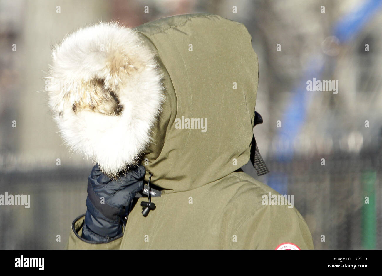 Uno snorkel copre completamente il volto di una donna in aria fredda mentre lei cammina sulla sesta Avenue in New York City il 7 gennaio 2014. Un vorticoso frigida sistema noto come un vortice polare, che solitamente rimane vicino al Polo Nord e Canada, fatta scorrere a sud e spinto temperature al tri-state per registrare i minimi di martedì. UPI/John Angelillo Foto Stock